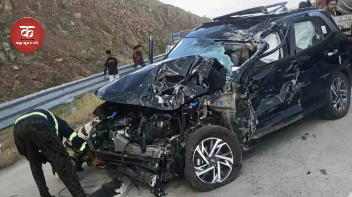 हवा तपासत असताना समृद्धी महामार्गावर ट्रकखाली क्लीनर ठार; कारमधील महिला गंभीर जखमी