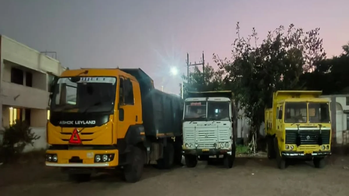 Chikhli Police Action मध्ये जप्त केलेली 4 टिपर.