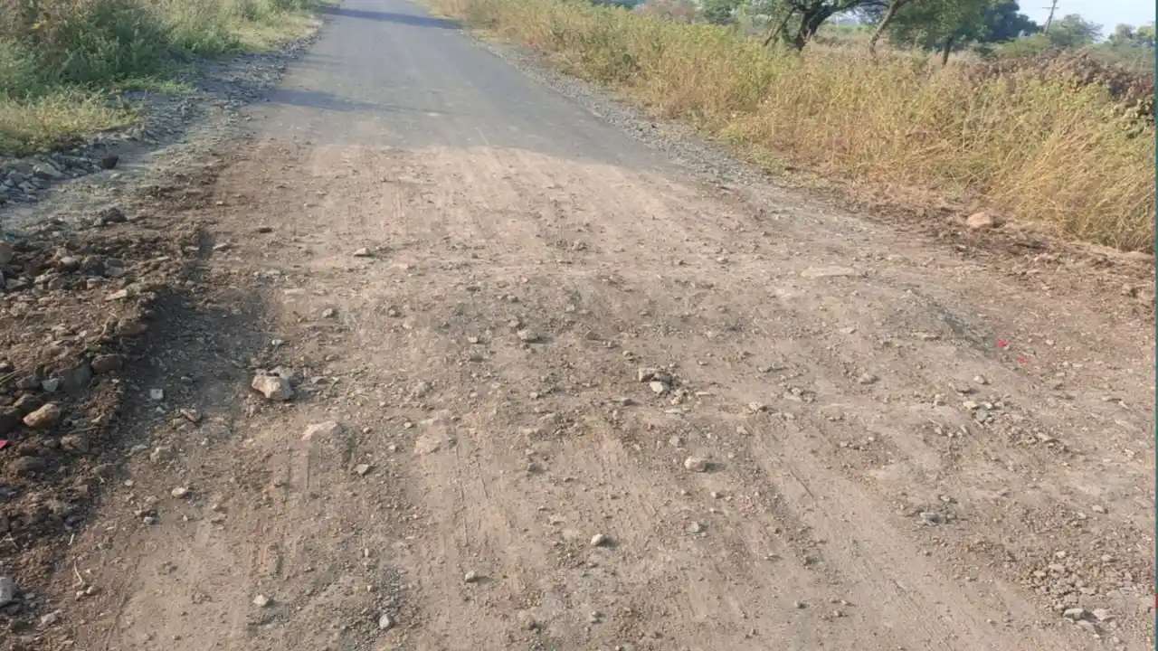 लोणी यात्रेआधीच रस्ता खोदकामाचा धक्कादायक प्रकार!