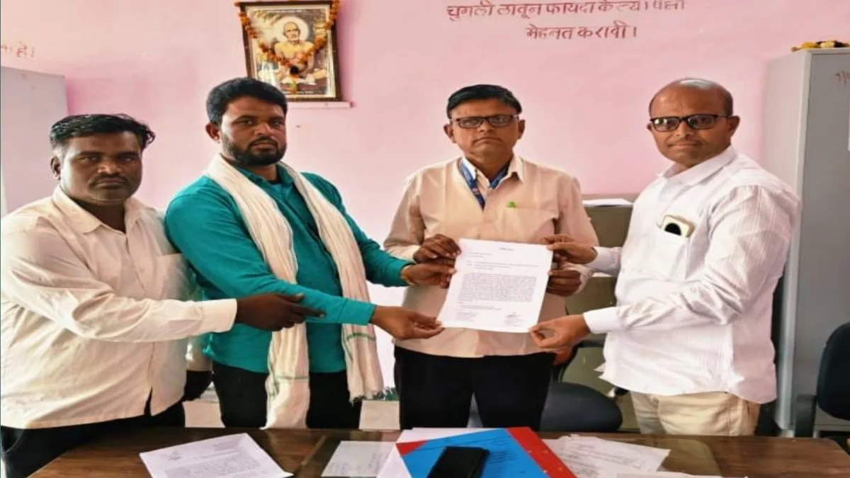 वाकद ग्रामपंचायतीत मद्यधुंद अधिकाऱ्याविरोधात संताप व्यक्त करणारे ग्रामस्थ.