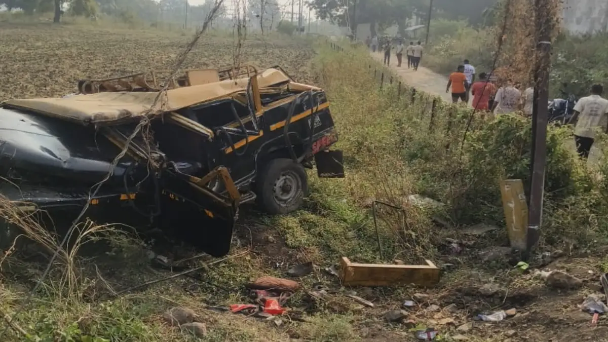 लोणार-मेहकर रोडवर काळी-पिवळी वाहनाचा अपघात.