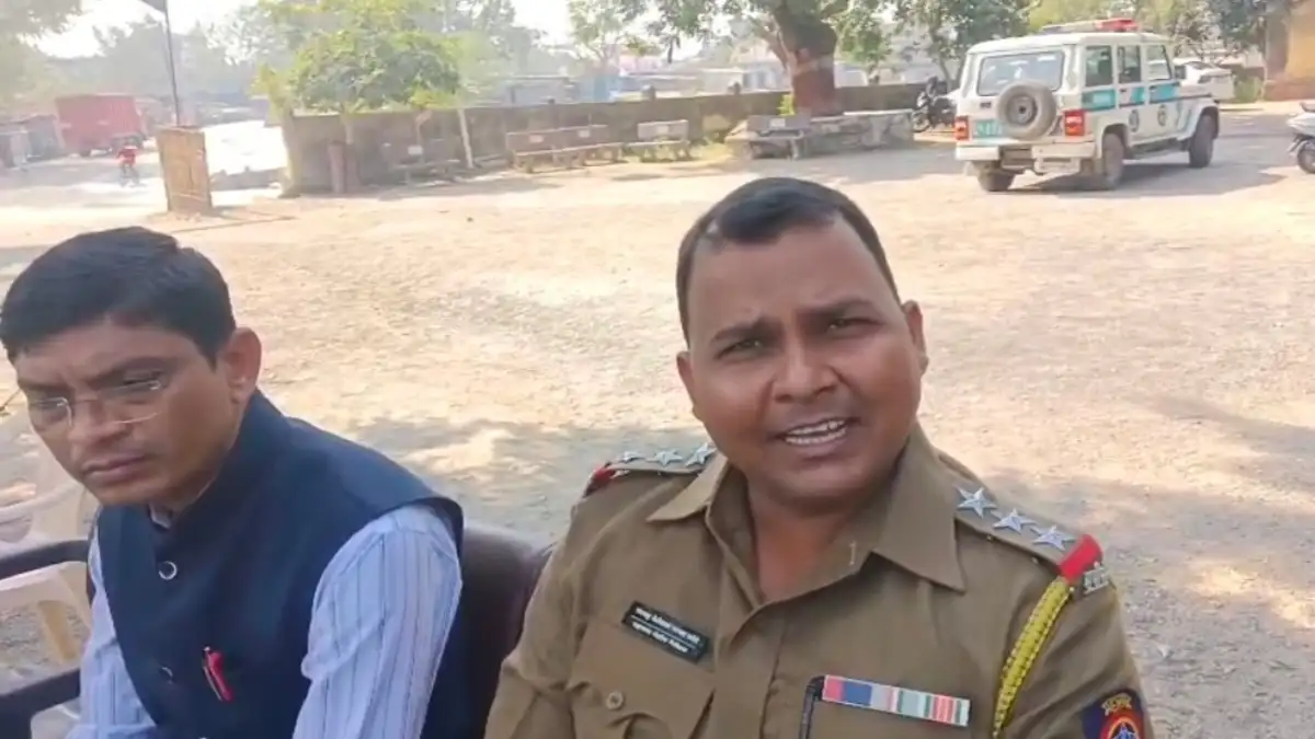 मनोरा पोलीस ठाण्याची अनोखी मोहिम मार्गदर्शन सत्र – ठाणेदार नयना पोळेकर विद्यार्थ्यांना रायफल व शस्त्रसुरक्षा समजावून सांगताना