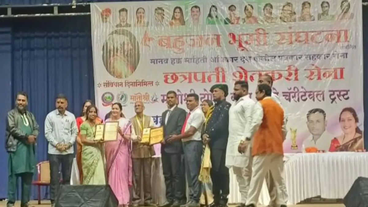 मोनिका अजित गवई आदर्श महिला उद्योजक पुरस्कार घेताना