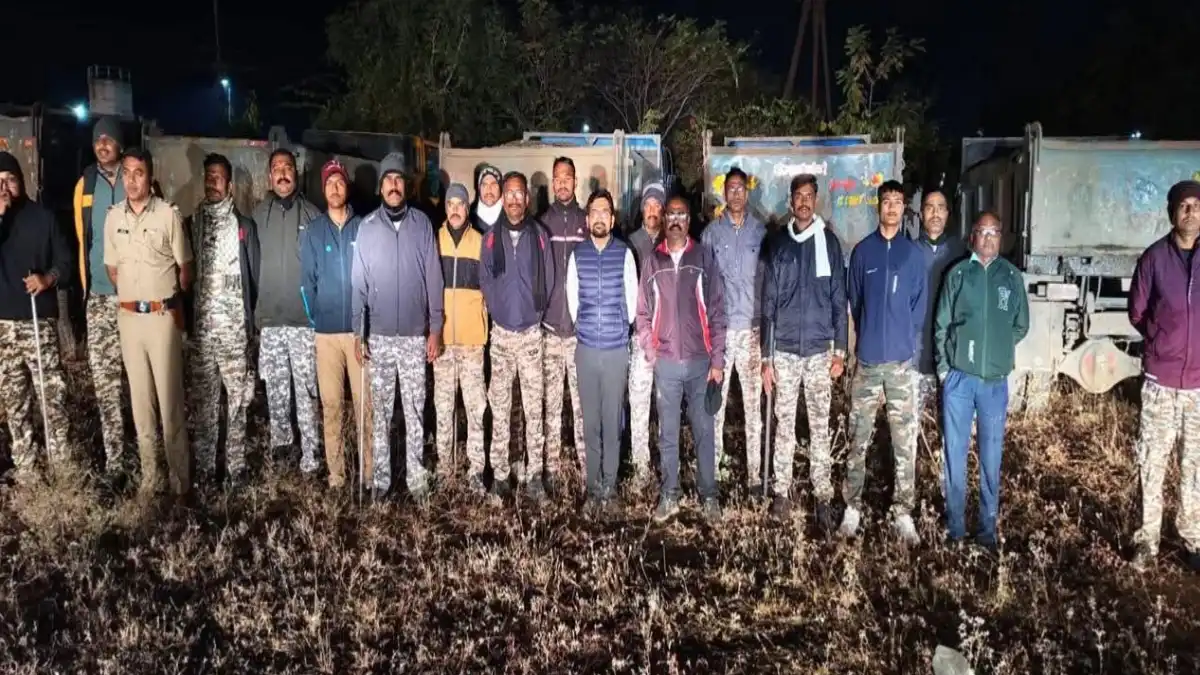 पूर्णा नदी पात्रातून अवैध वाळू वाहतूक करताना जप्त करण्यात आलेले टिप्पर – बुलढाणा