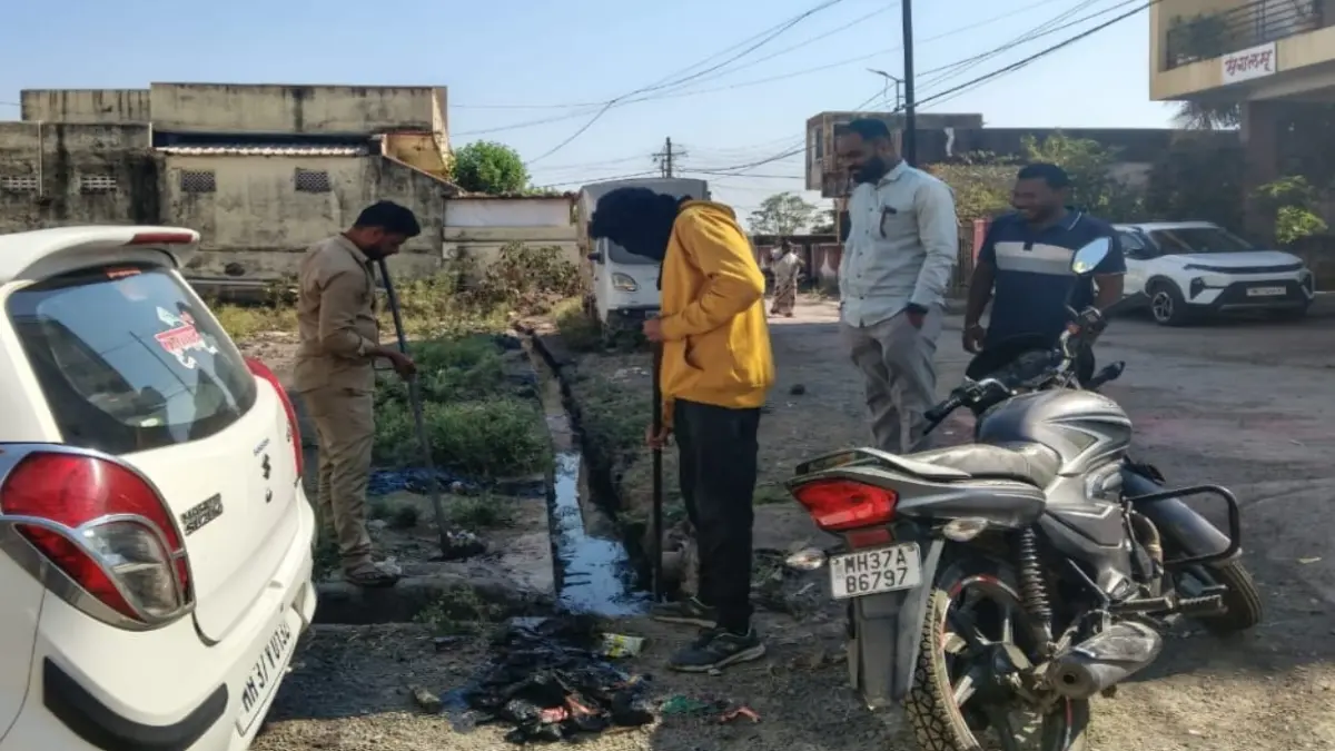 रिसोड प्रभाग ५ मध्ये आमदार अमित झनक यांच्या नेतृत्वाखाली सुरू झालेली विकासकामांची पाहणी करताना नगरसेवक