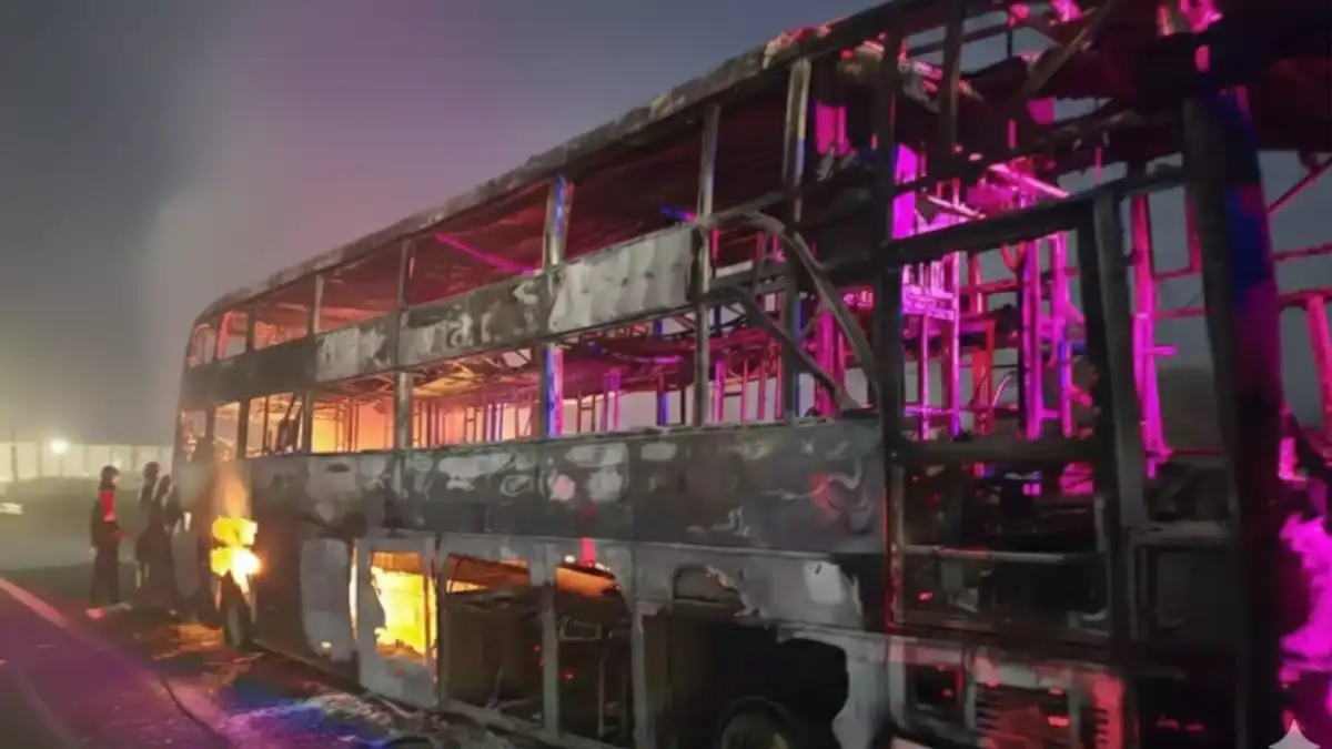 मेहकरजवळ समृद्धी महामार्गावर धावत्या ट्रॅव्हल्सला लागलेली भीषण आग, ५२ प्रवाशांचा बचाव