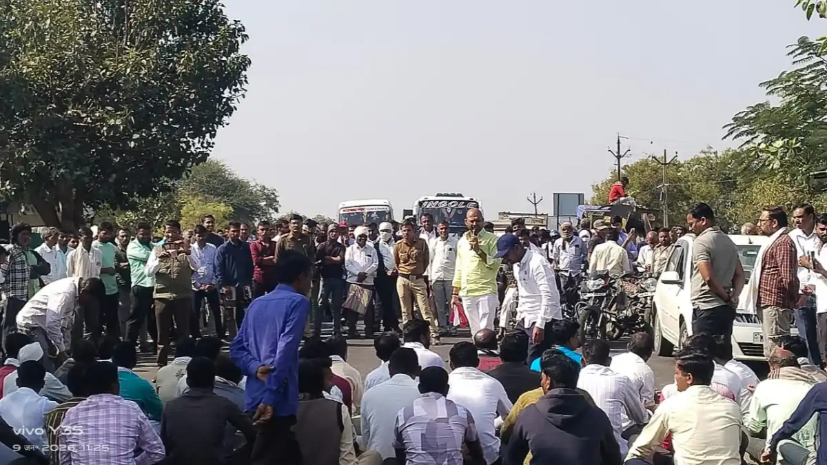 पिक विम्यासाठी रिसोड-वाशिम महामार्गावर क्रांतिकारी शेतकरी संघटनेचा चक्काजाम आंदोलन