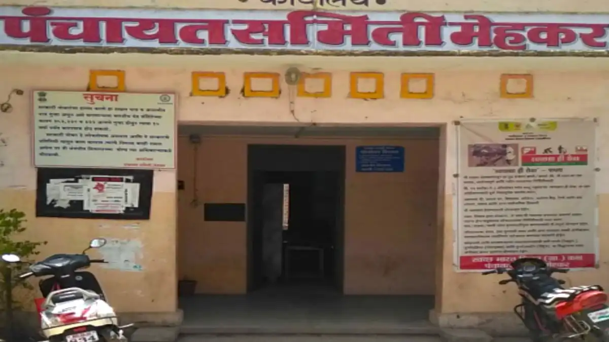 मेहकर पंचायत समितीकडून डोणगाव ग्रामपंचायत प्रकरणी विस्तार अधिकाऱ्यांना कारणे दाखवा नोटीस बजावताना दृश्य