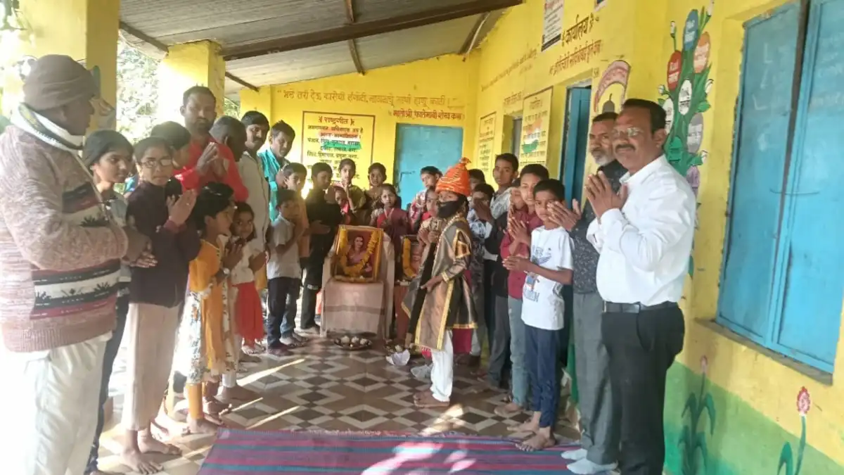 पांगरी काटे जिल्हा परिषद शाळेत राष्ट्रमाता जिजाऊ व स्वामी विवेकानंद जयंती उत्साहात साजरी करताना विद्यार्थी
