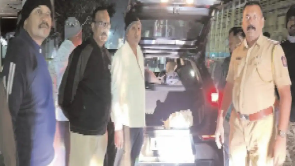 मलकापूर शहरात पोलिसांनी नाकाबंदी दरम्यान जप्त केलेली 47 लाख रुपयांची रोकड