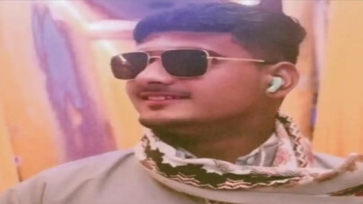 खामगाव-अकोला महामार्गावर ट्रकच्या धडकेत कारचा भीषण अपघात