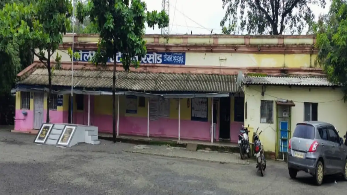 मोप शेतशिवारात तुरीची चोरी झालेल्या शेतात पाहणी करताना शेतकरी