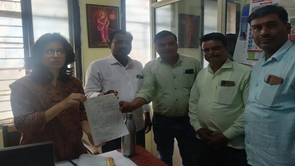 राहेरी बुद्रुक येथे अतिवृष्टीमुळे नुकसान झालेल्या शेतातील शेतकरी