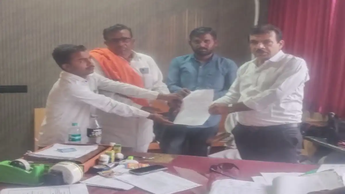 दुधखेडा फाटा ते गाव रस्ता खड्ड्यांमुळे खराब झाला आहे