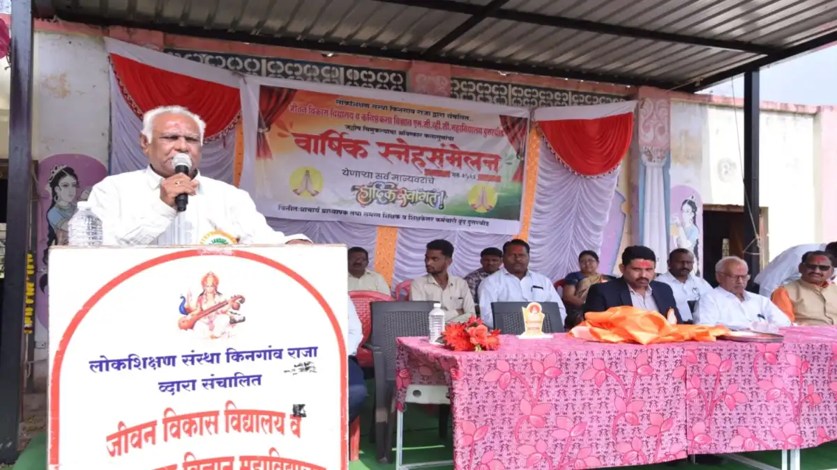 दीपक मांटे जीवन विकास विद्यालय स्नेहसंमेलनात विद्यार्थ्यांना प्रेरणादायी भाषण करताना