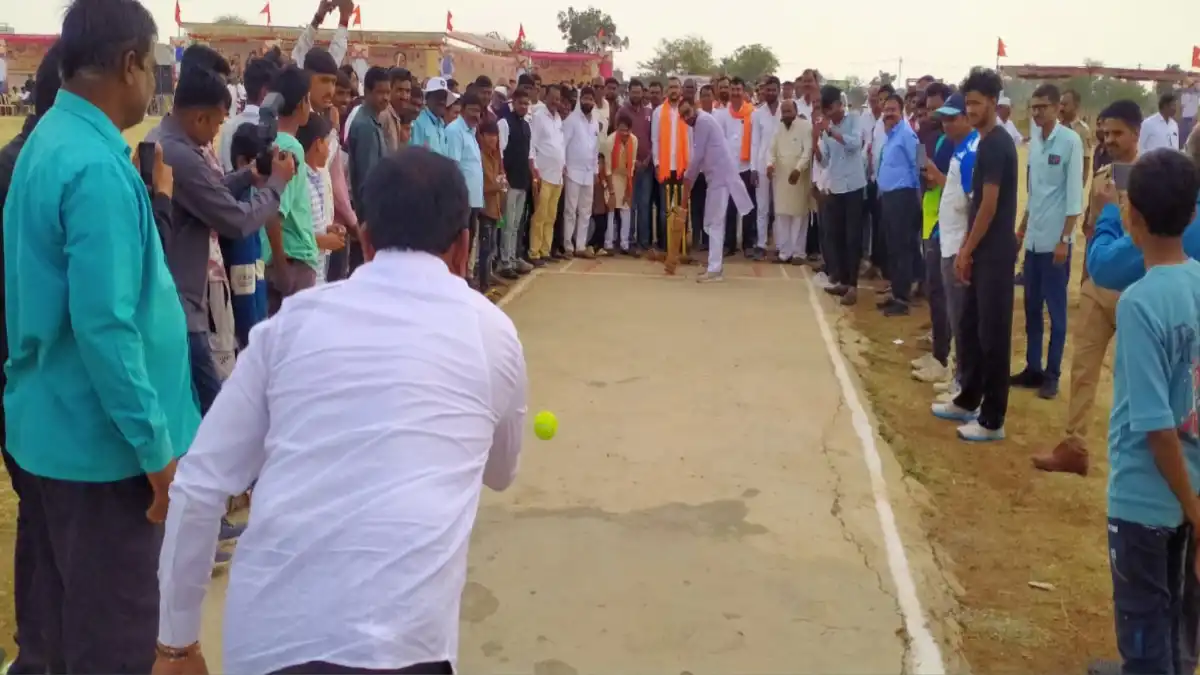 साखरखेर्डा येथे खासदार चषक क्रिकेट स्पर्धेचे उद्घाटन करताना केंद्रीय मंत्री प्रतापराव जाधव