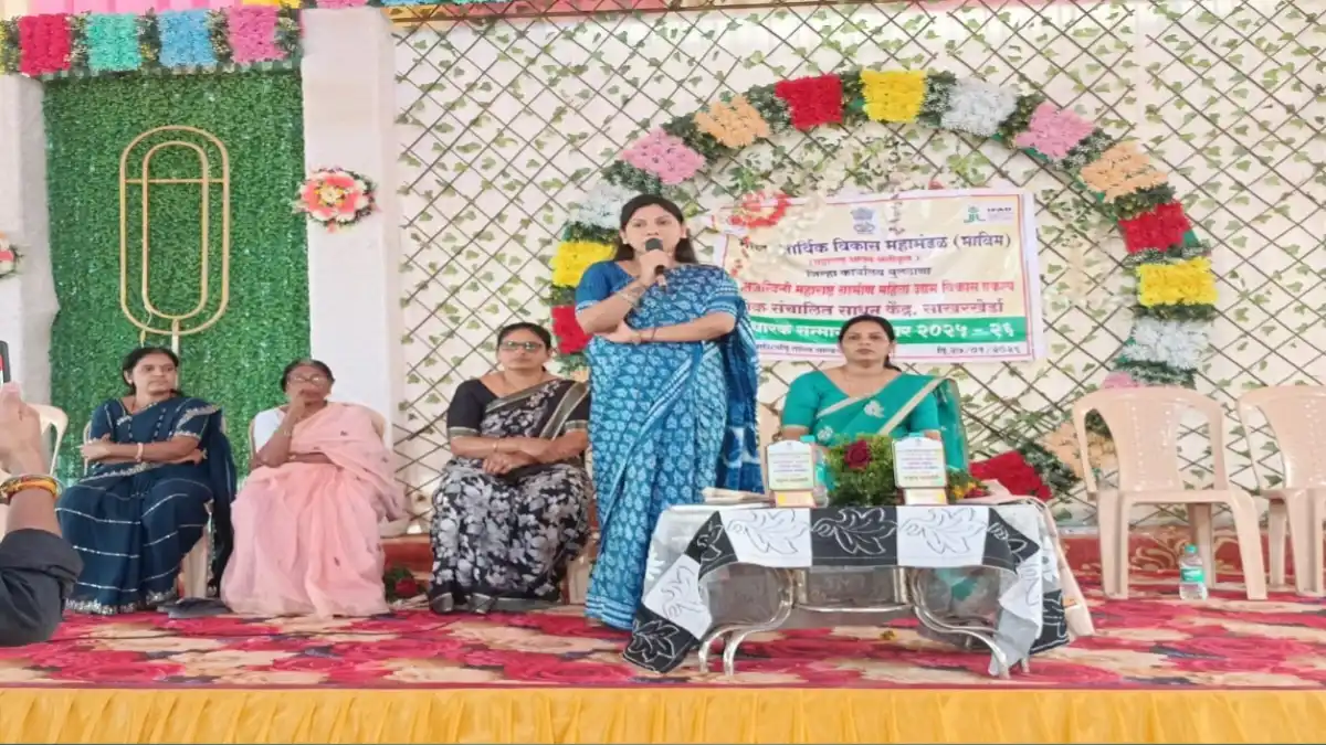 महिला सक्षमीकरण पुरस्कार साखरखेर्डा येथे पुरुषांचा सुधारक सन्मान