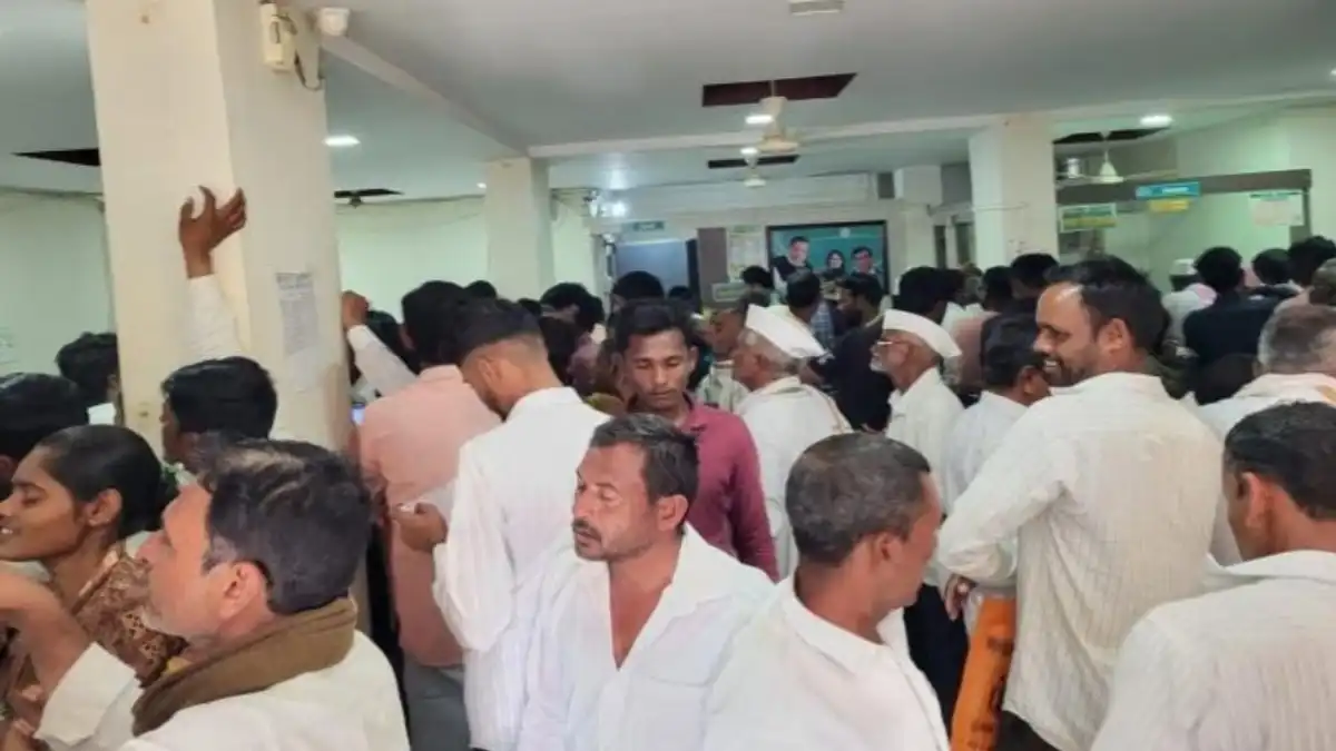 भोकरदनमध्ये बुलढाणा अर्बन पतसंस्थेत खातेदारांची गर्दी