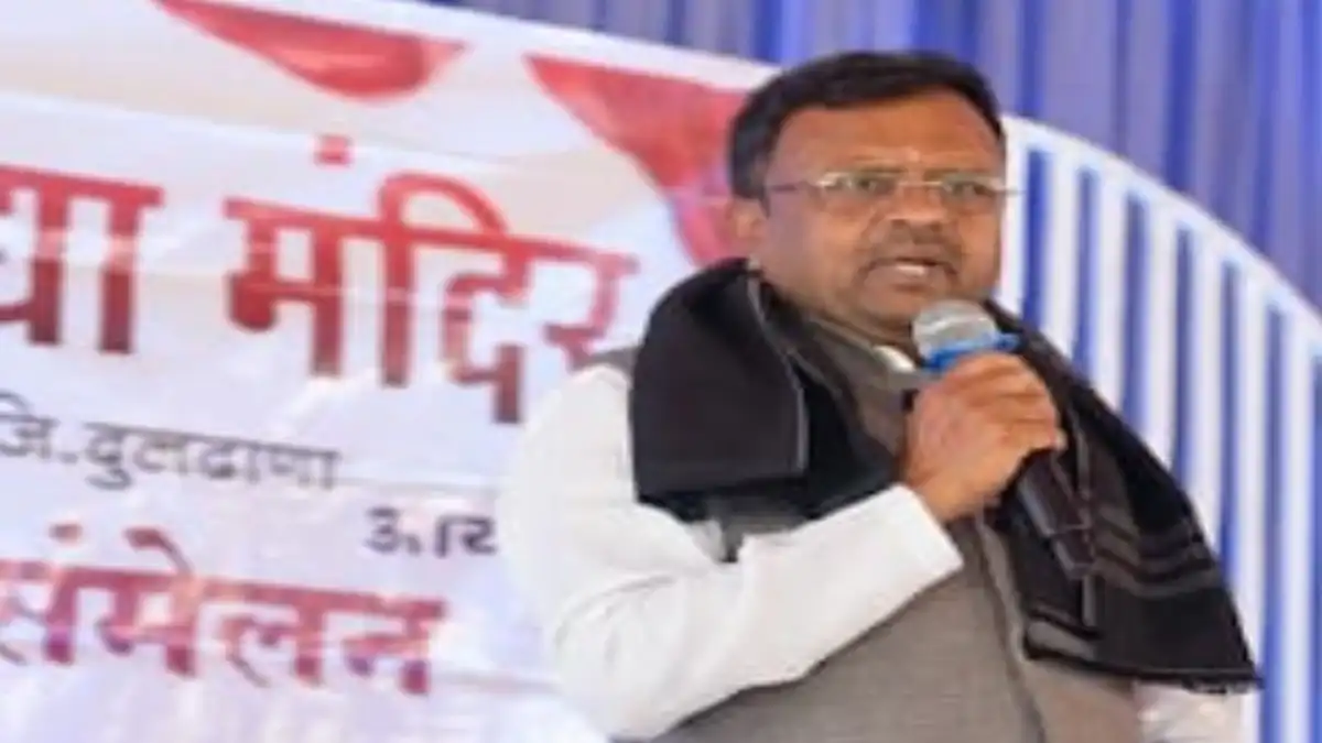 शेंदुर्जन संस्कार विद्या मंदिर शाळेच्या स्नेहसंमेलनात मार्गदर्शन करताना माजी आरोग्य मंत्री डॉ. राजेंद्र शिंगणे