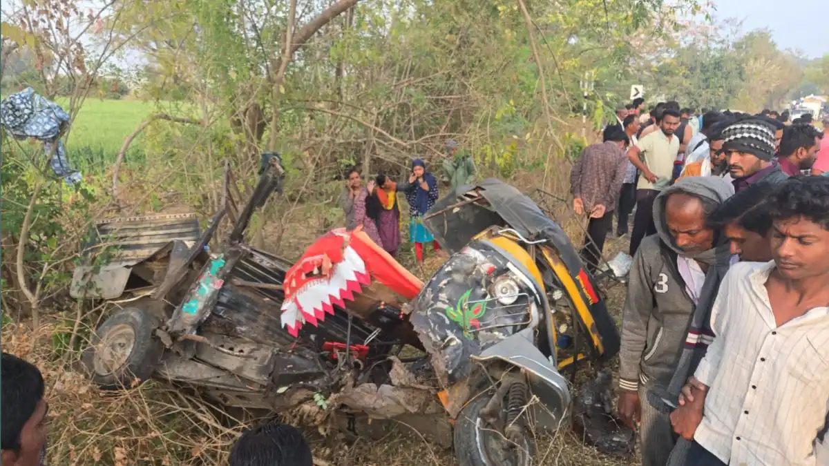 लोणार तालुक्यात स्विफ्ट डिझायरने महिला मजुरांच्या ऑटोला धडक दिल्याने झालेला भीषण अपघात