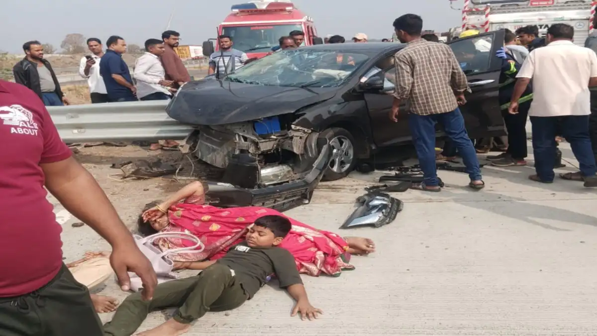 समृद्धी महामार्गावर दुसरबीड जवळ झोपेच्या डुलकीने कारचा भीषण अपघात