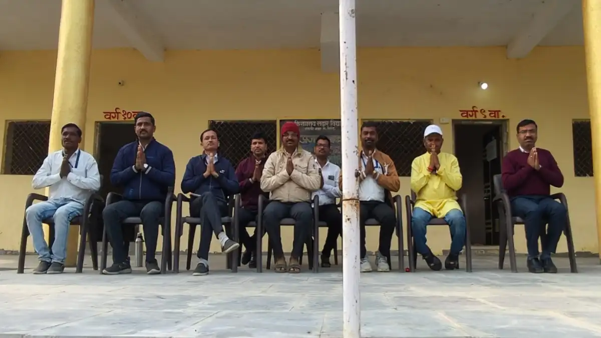 खडकी सदार येथील स्व किसनराव सदार विद्यालयात कृतज्ञ दिन साजरा