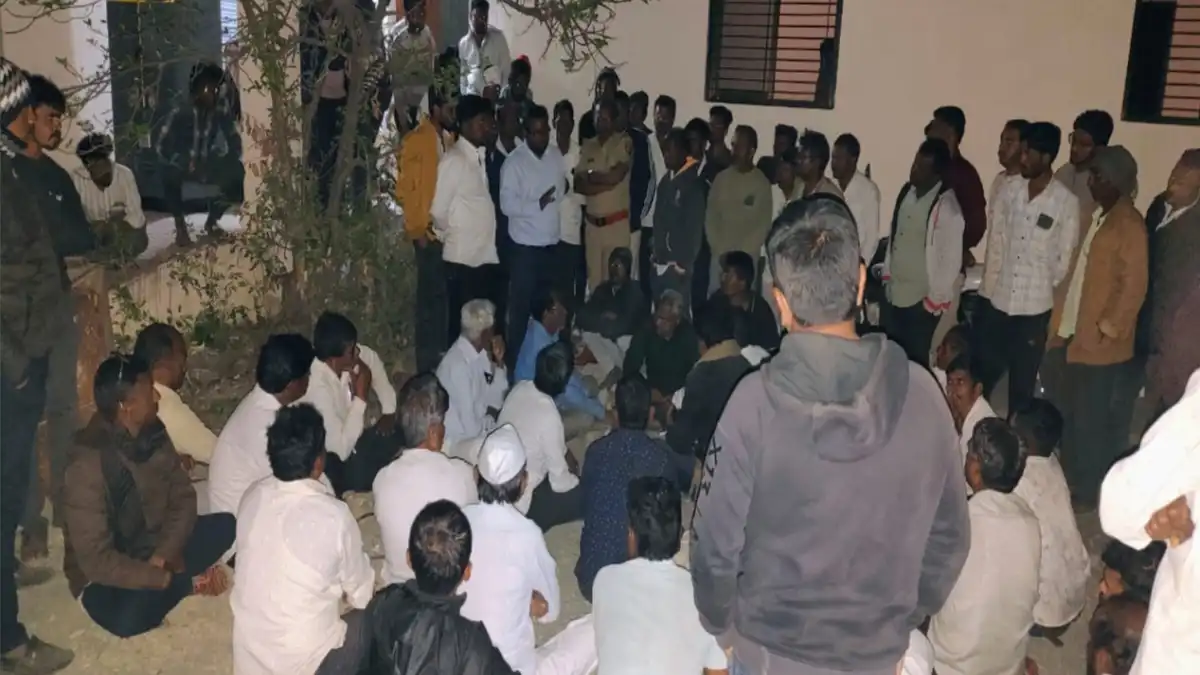 रिठद गावातील शेतकऱ्यांनी दिवसाच्या वेळेत वीज मिळावी म्हणून विद्युत उपकेंद्रात केलेले आंदोलन