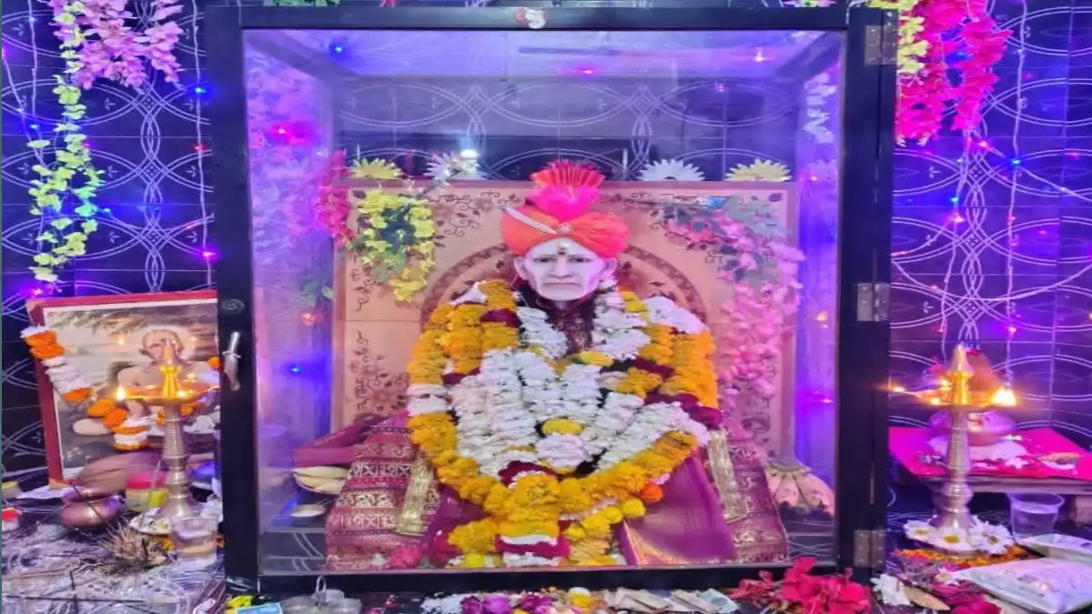 मेरा बुद्रुक खडका शिवार येथे श्री गजानन महाराज प्रकटदिनी महाप्रसादासाठी जमलेले भाविक