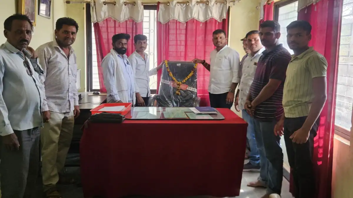 रिसोड येथे महावितरण विरोधात युवक काँग्रेसने उपकार्यकारी अभियंत्याच्या खुर्चीला हार घालून केलेले आंदोलन