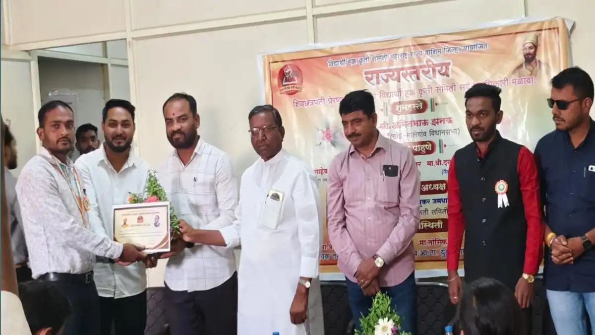 रिसोड येथे राज्यस्तरीय शिवछत्रपती प्रेरणा पुरस्कार स्वीकारताना प्रमोद वाबळे गुरुजी