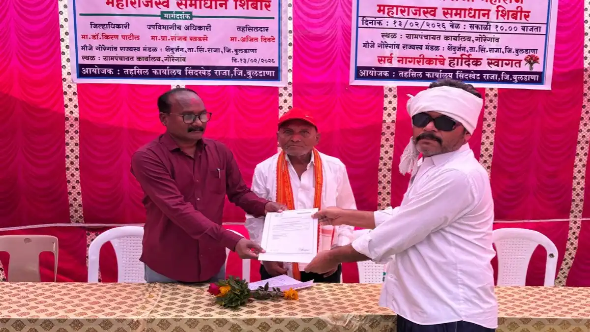 गोरेगाव येथे छत्रपती शिवाजी महाराज राजस्व अभियान शिबिर 2026 दरम्यान रेशन कार्ड व वारस नोंदींचे वितरण