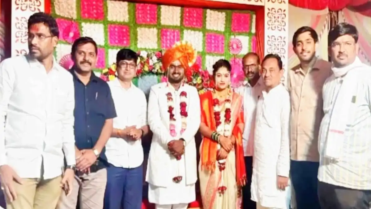 आदर्श विवाह सोहळ्यात वधू-वर आणि मान्यवर उपस्थित