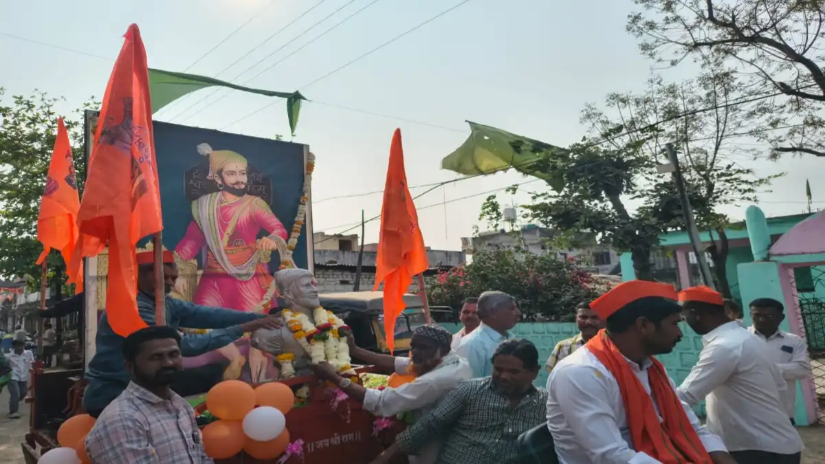 मेरा बुद्रुक येथे टाळ मृदंगाच्या गजरात पारंपरिक शिवजयंती शोभायात्रा