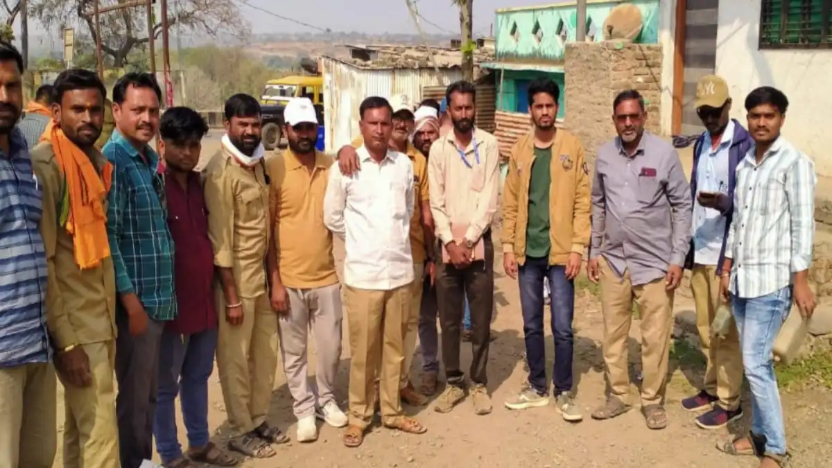 साखरखेर्डा येथे थकीत ग्राहकांची वीज तोडताना विज वितरण कर्मचारी