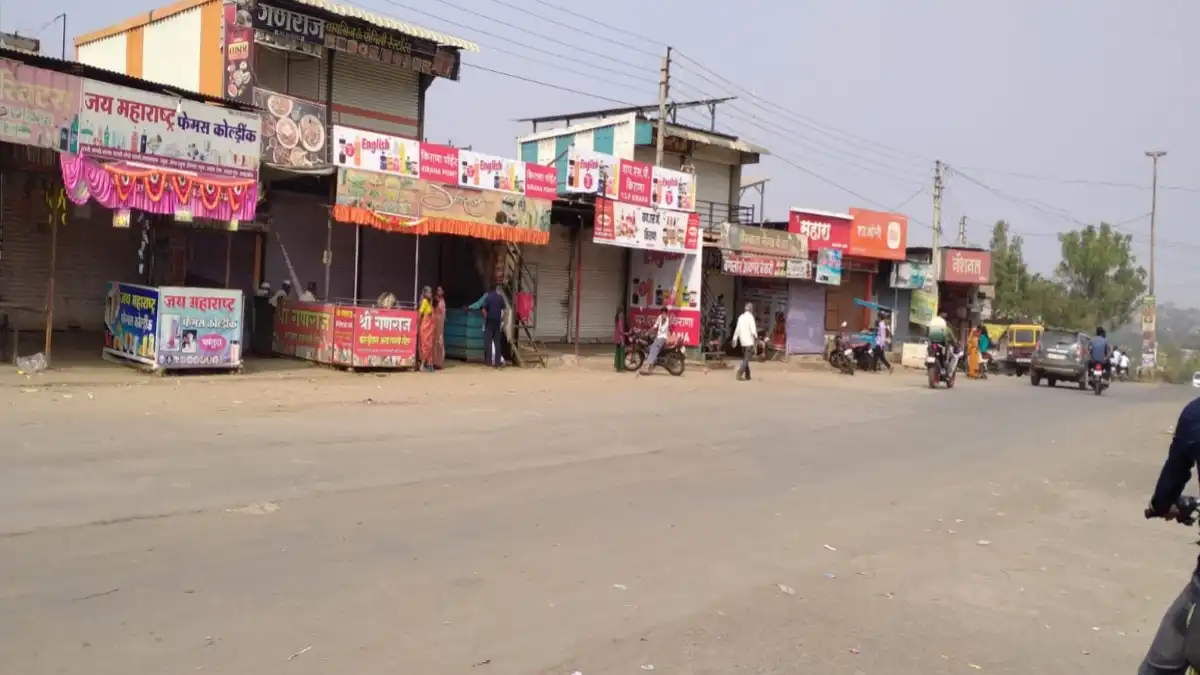 चिखला काकड घटनेच्या निषेधार्थ साखरखेर्डा बंद दरम्यान बंद असलेली बाजारपेठ