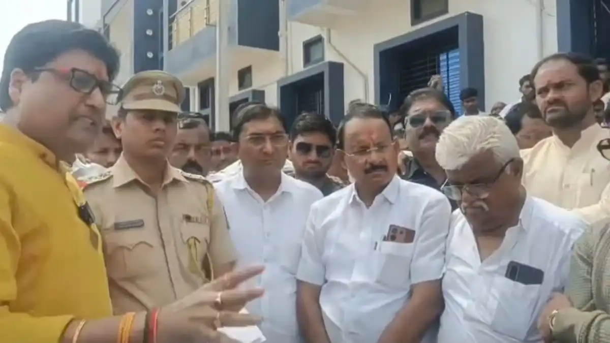 चिखला काकड प्रकरणी वंजारी समाज बांधव निवेदन देताना