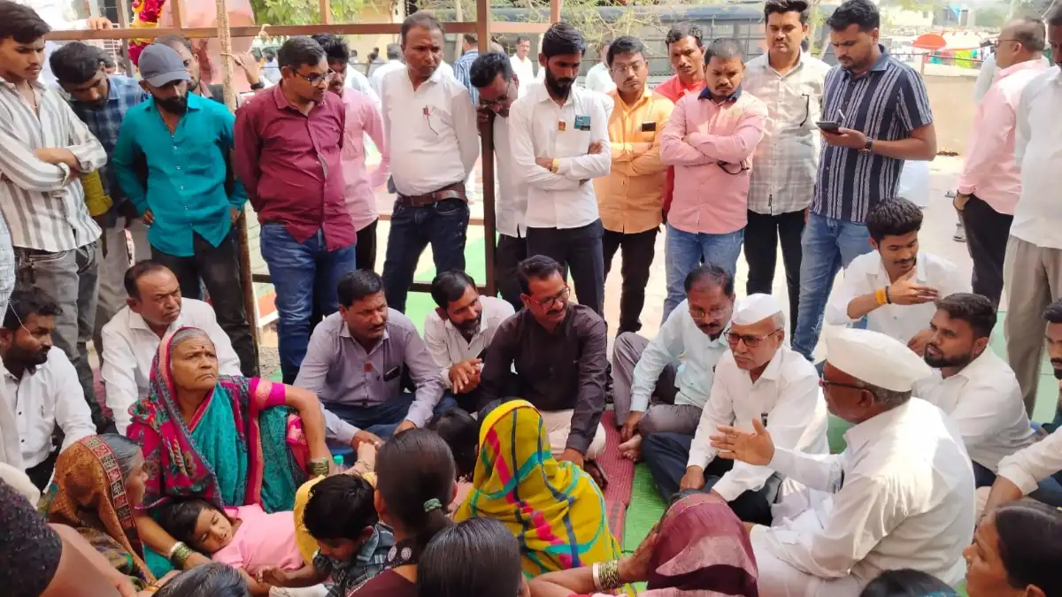 चिखला काकड येथे संभाजी ब्रिगेड व जिजाऊ ब्रिगेड पीडितांची भेट घेताना