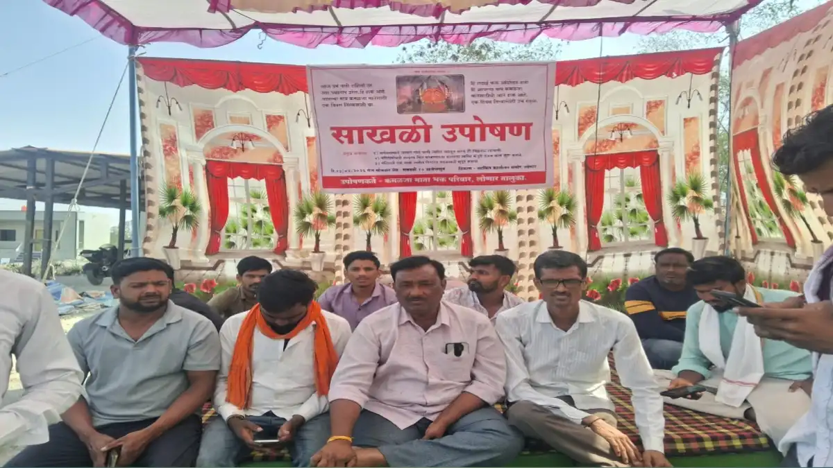 लोणार सरोवरातील वाढत्या पाण्यामुळे पाण्यात वेढलेले कमळजा माता मंदिर