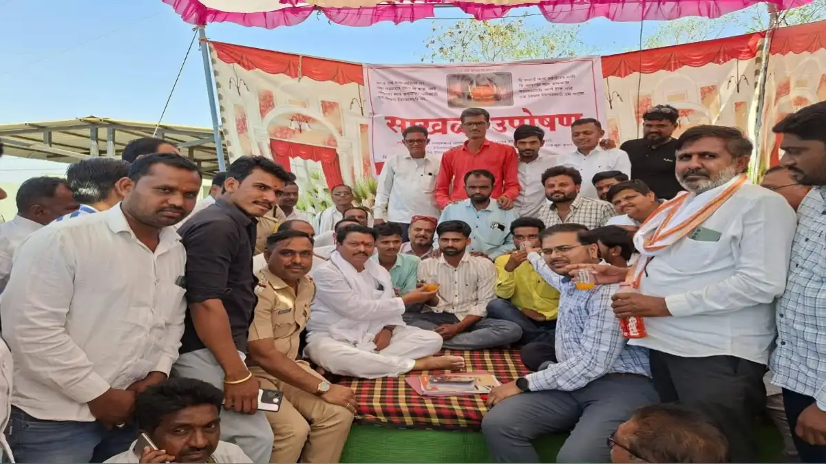 महाराष्ट्रातील लोणार सरोवरात वाढलेली पाणीपातळी आणि पाण्याजवळील कमळजा माता मंदिर परिसर