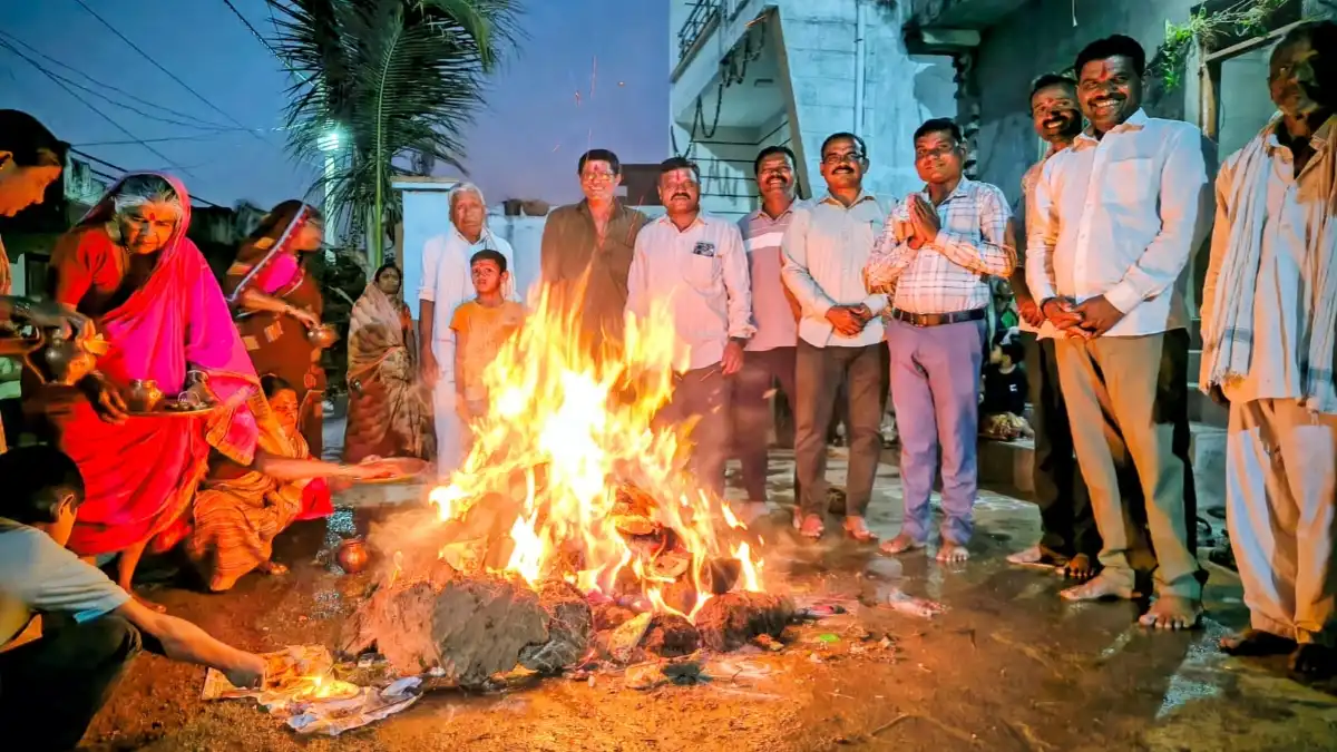 मेरा बुद्रुक गावातील एक गाव एक होळी परंपरेतील होलिका दहन सोहळा – बुलढाणा जिल्हा