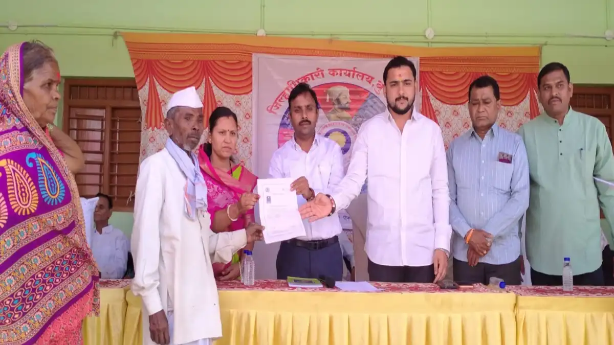 साखरखेर्डा येथे छत्रपती शिवाजी महाराज महसूल समाधान शिबीराचे उद्घाटन करताना तहसीलदार अजित दिवटे