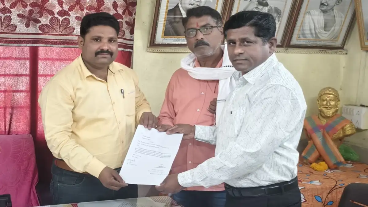 मलकापूर येथे संजय गांधी निराधार योजनेच्या प्रलंबित प्रकरणांबाबत कलीम शेख यांनी SDO संतोष शिंदे यांना निवेदन दिले