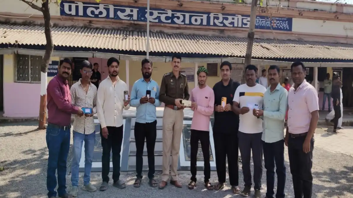 रिसोड पोलिसांनी हरवलेले मोबाईल मालकांना परत दिले