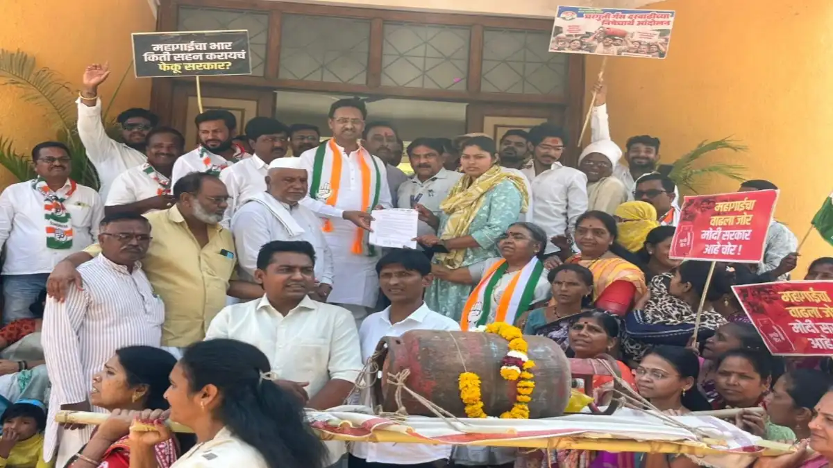 Congress protest in Chikhli against LPG gas cylinder price hike women cooking on traditional stove