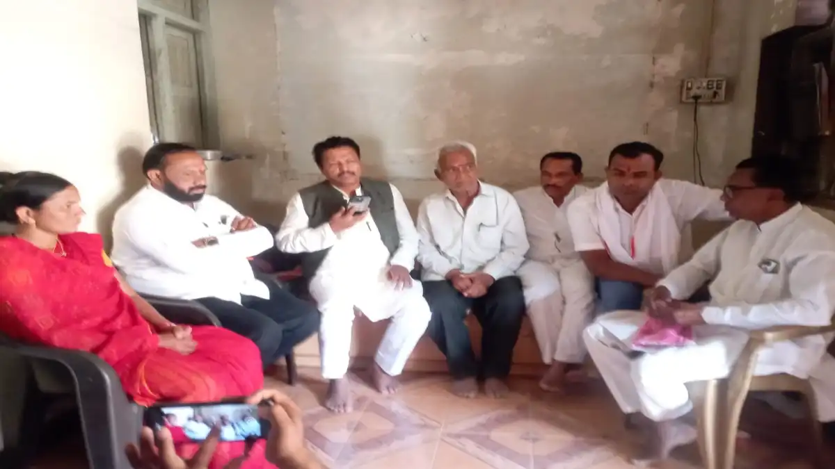 पाण्यासाठी बलिदान देणारे कैलास नागरे प्रकरण; आमदार सिद्धार्थ खरात यांची नागरे कुटुंबाला भेट