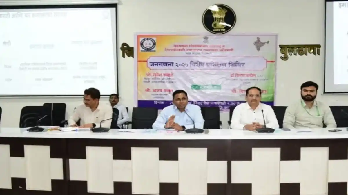 जनगणना २०२७ प्रशिक्षण शिबिर, मोबाईल अॅपद्वारे डिजिटल माहिती संकलन करताना अधिकारी