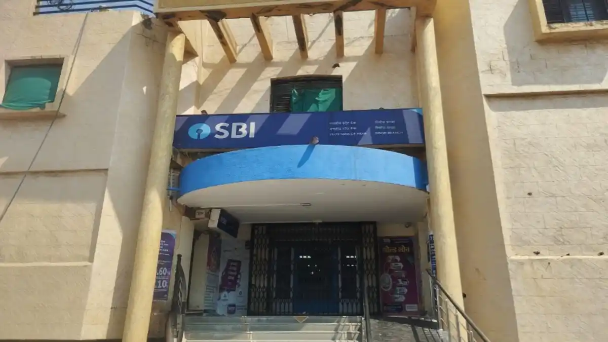 SBI रिसोड शाखेत ग्राहकांची गर्दी आणि गैरवर्तनामुळे संतापलेले नागरिक