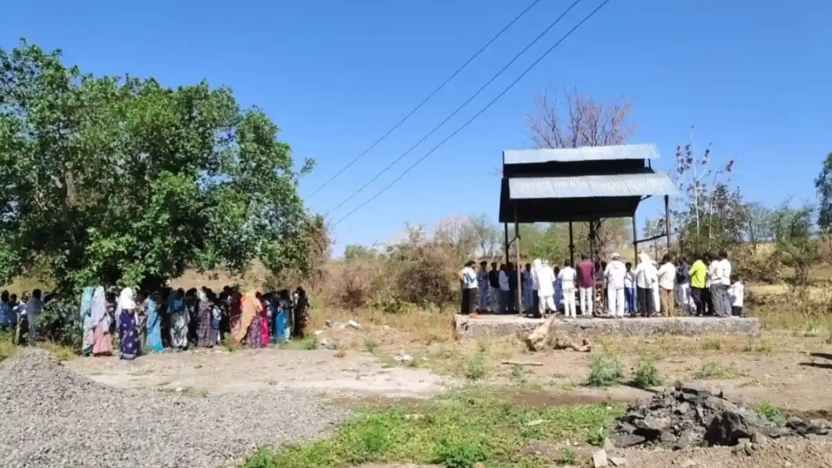 येवती स्मशानभूमीत डोक्यावर लोंबकळणाऱ्या विजेच्या तारा