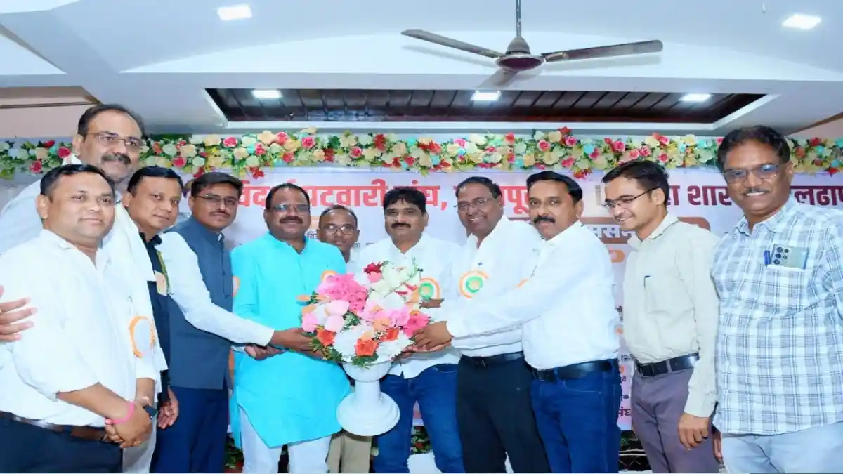 बुलढाणा येथे झालेल्या पटवारी संघाच्या सभेत विजेंद्र धोंडगे यांची सलग ९वी निवड