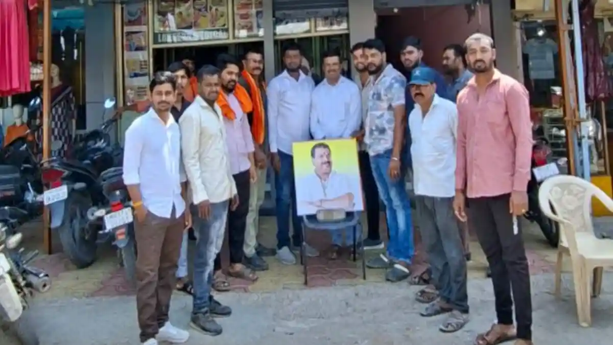 लोणारमध्ये संजुभाऊ गायकवाड यांच्या समर्थनार्थ शिवप्रेमींचा दुग्धाभिषेक सोहळा